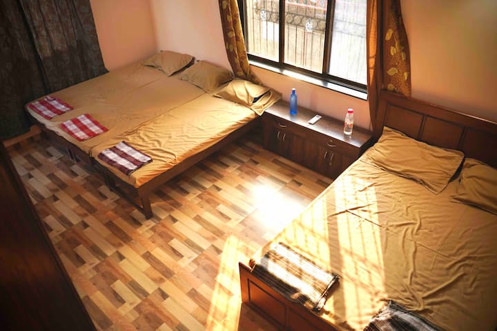 Dhomë gjumi master numër 2 me 1 krevat dopio, 3 krevate tek , AC , tavolinë anësore dhe gardërobë 