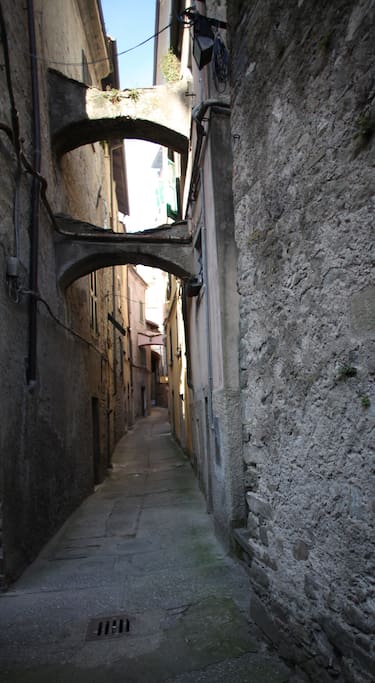 vicolo medievale che conduce alla casa