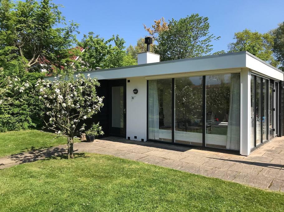 De grote ramen geven veel licht binnen en zijn voorzien van zonwering om de warmte buiten te houden.