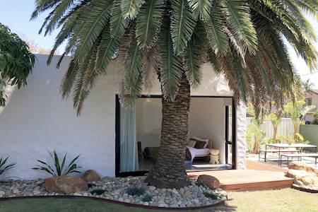 Luxury studio villa - walk to beach