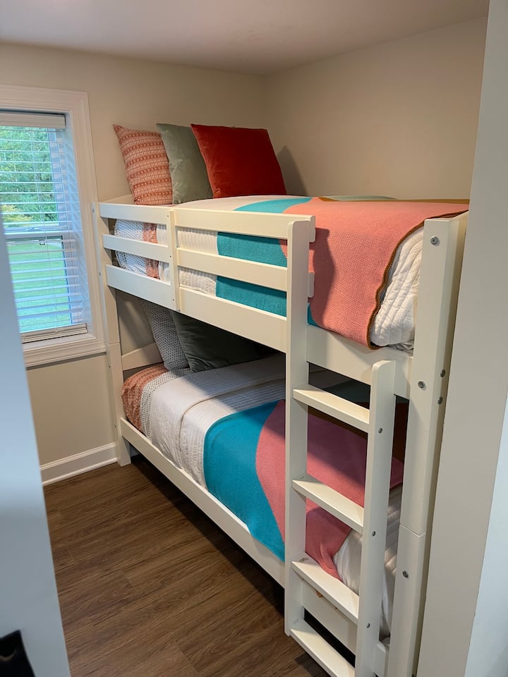 Habitación con dos camas individuales.