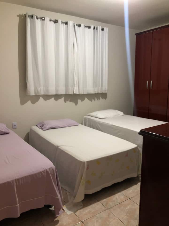 Chumba 2 cha kulala, vitanda 3 vya mtu mmoja. Ghorofa ya kwanza. 