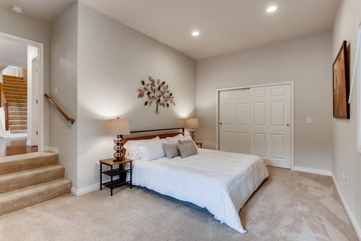 Ingia kwenye chumba kikuu cha kulala cha kifahari, oasis yako binafsi ya mapumziko. Likizo hii yenye nafasi kubwa ina kitanda cha ukubwa wa kifalme kilicho na matandiko mazuri na mito ya kifahari kwa ajili ya starehe ya hali ya juu. 