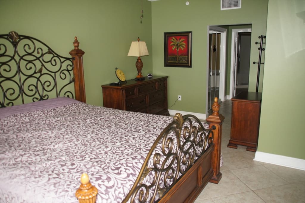 Master bedroom kingsize bed