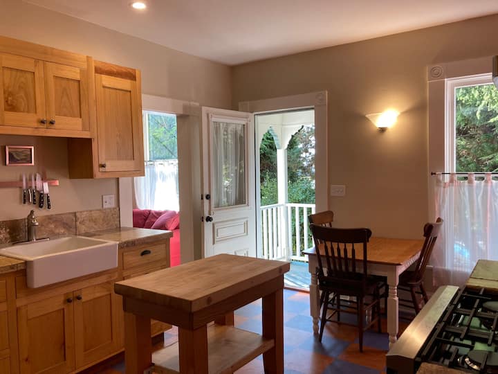 Peaceful Garden Retreat, Downtown Arcata Victorian Apartments for