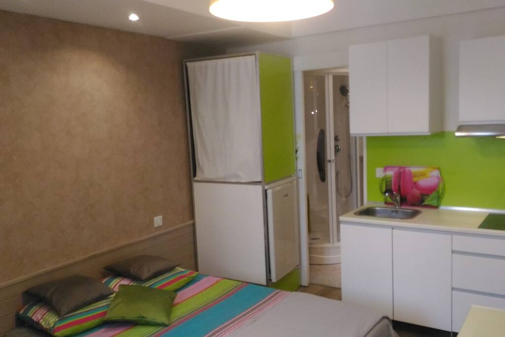 petit studio chaleureux en rez de chaussée, lit fait, pas de ménage à la sortie...