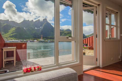 Top performing Airbnb: Seaside cabin in Ballstad, Lofoten in Nordland