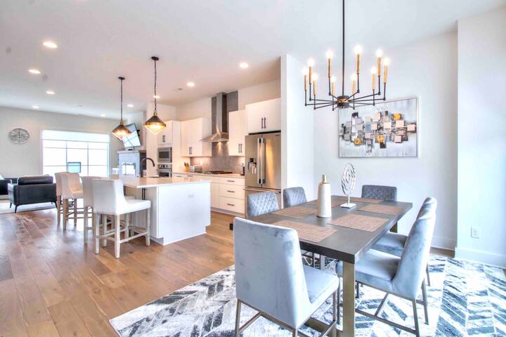 TWO LUXURIOUS townhome🏅2 Rooftop/15 Beds/Sleep 20+ gallery image 5