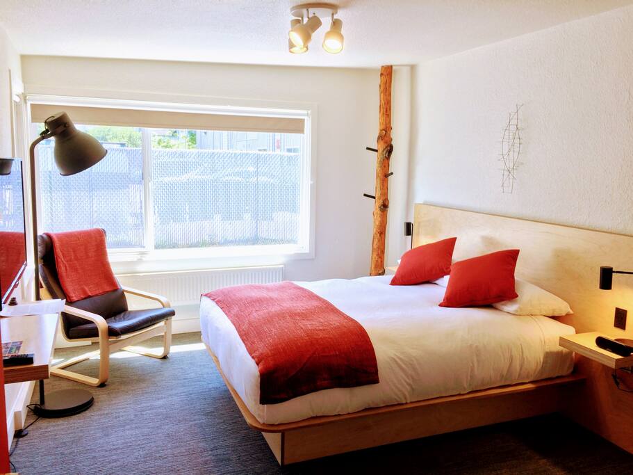 Twin Sisters South, named after a peak to the east in the North Cascades, is modern, simple, clean, and functional, with an aesthetic nod to the Pacific NW