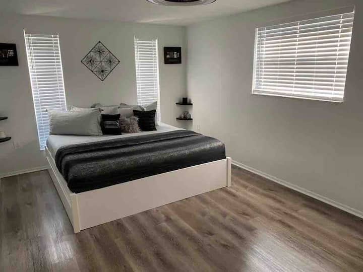 King Suite საძინებელი 2