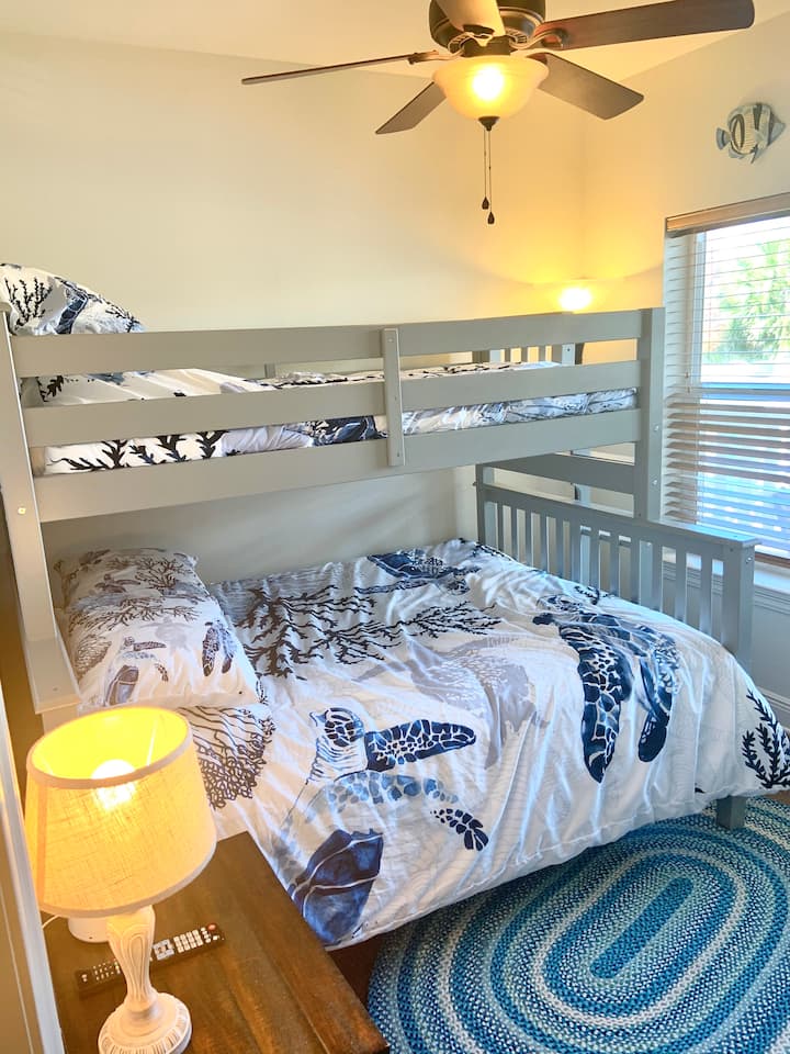 客房配有双人沙发床和电视。