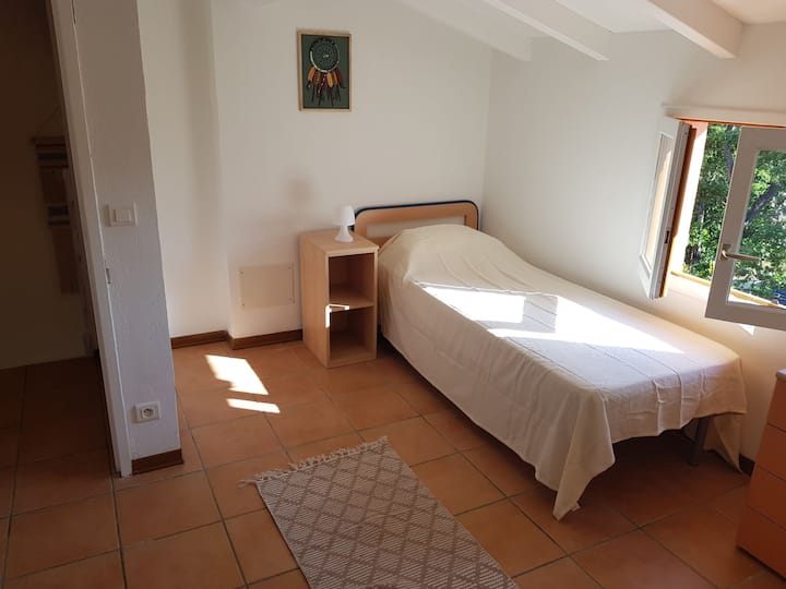 спалня с 2 легла на горния етаж