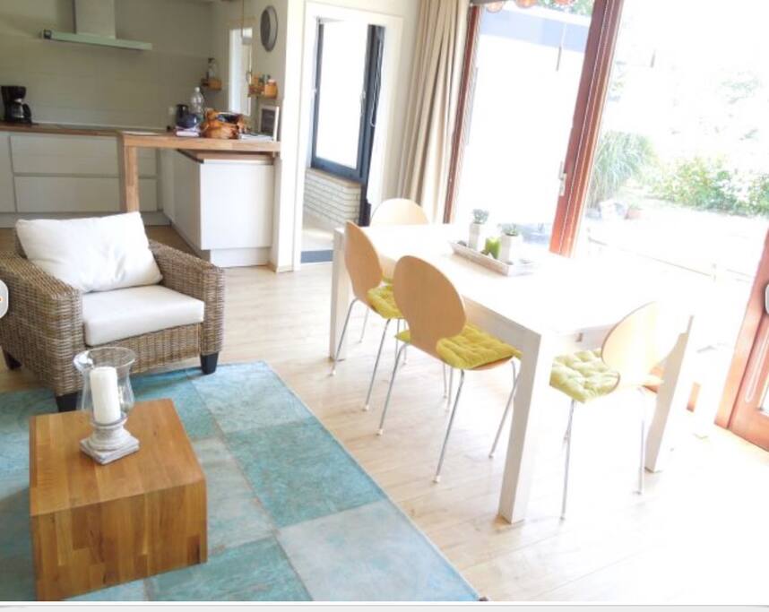 Riesige Fensterfront mit Blick auf die Terrasse