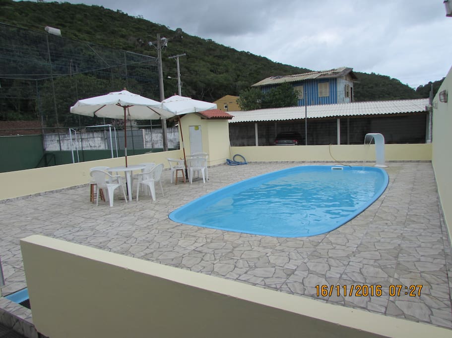 Piscina com cascata e amplo deck