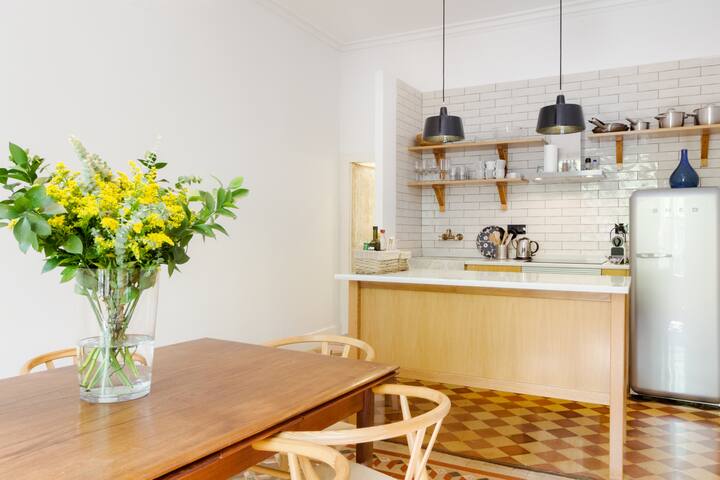 Magnificient modernist apartment in the heart of the city. gallery image 5