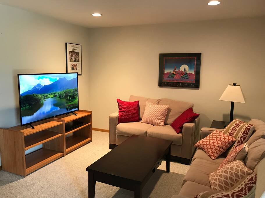 Family room with 55" 4K TV