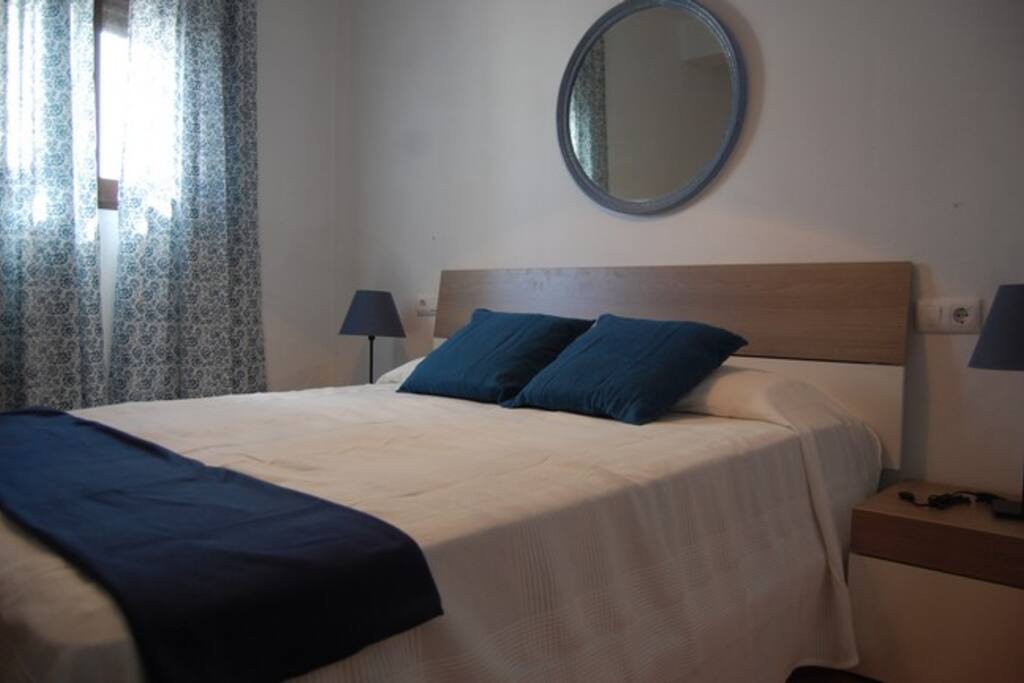 Dormitorio principal con cama doble