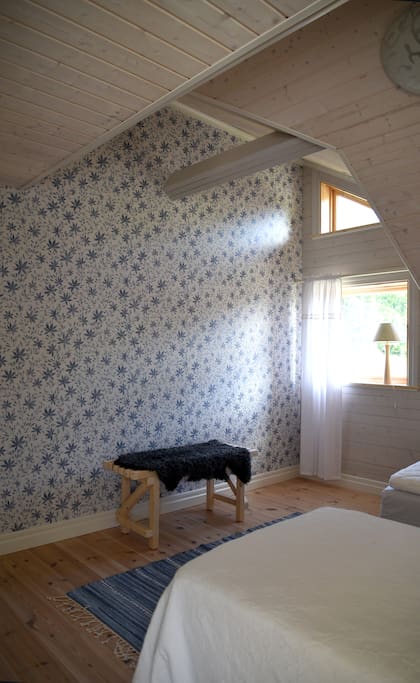 The blue bedroom/Det blå sovrummet