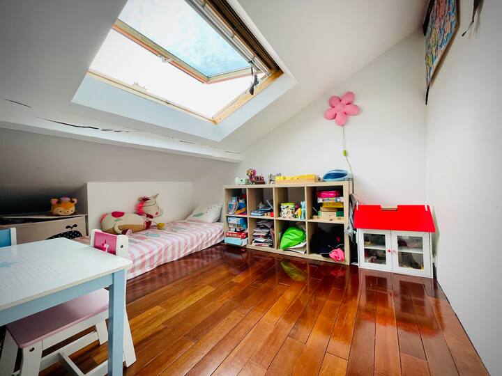 Chambre 2

Cette chambre possède un lit pour une personne, au sol. 
Elle est très lumineuse et est équipée d’un ventilateur en cas de chaleur.