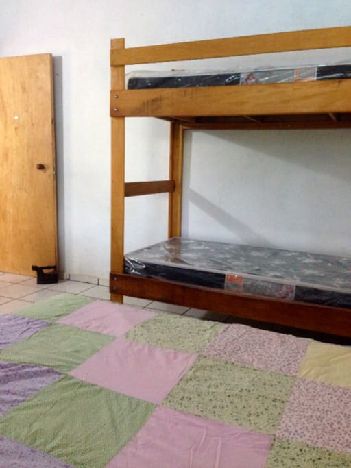 Quarto com cama de casal e beliche pra 2 pessoas