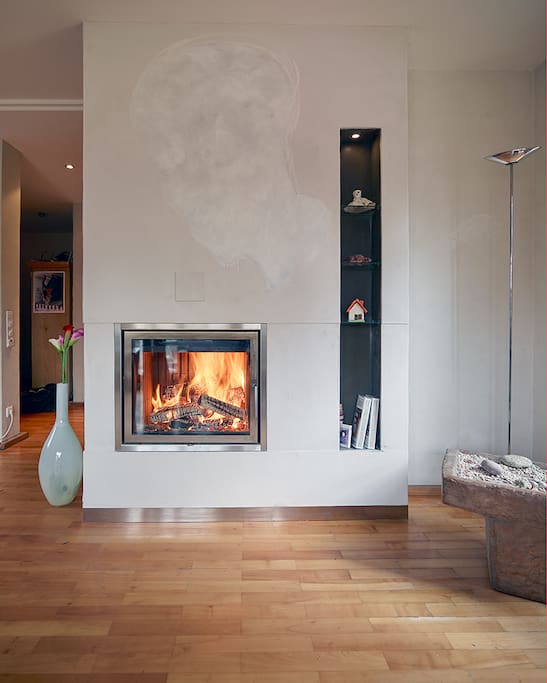 Kamin mit Wandbemalung