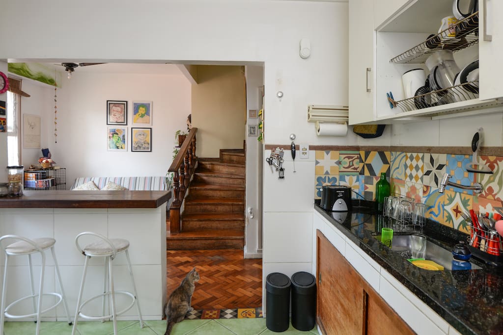 Sala vista da cozinha. / kitchen and living room.