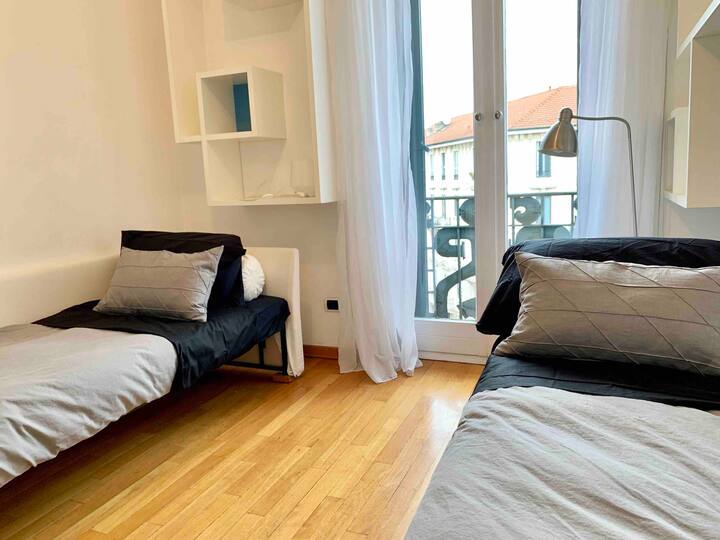 带两张单人床的卧室