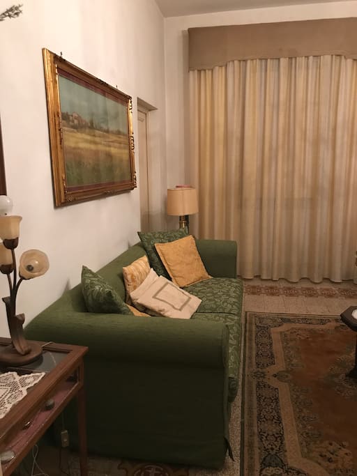 Bellissima sala con una TV divano poltrone ,un angolo di relax e ritrovo.