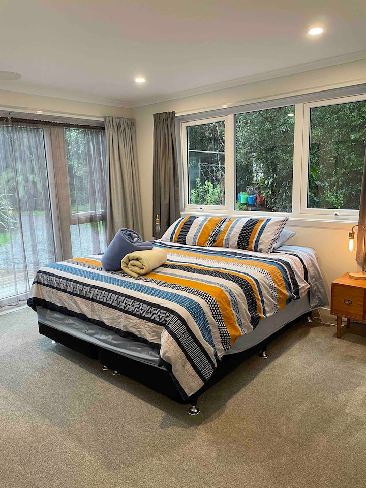 غرفة النوم الرئيسية بسرير مريح بحجم كينغ (يمكن تحويله إلى غرفتي نوم فرديتين).