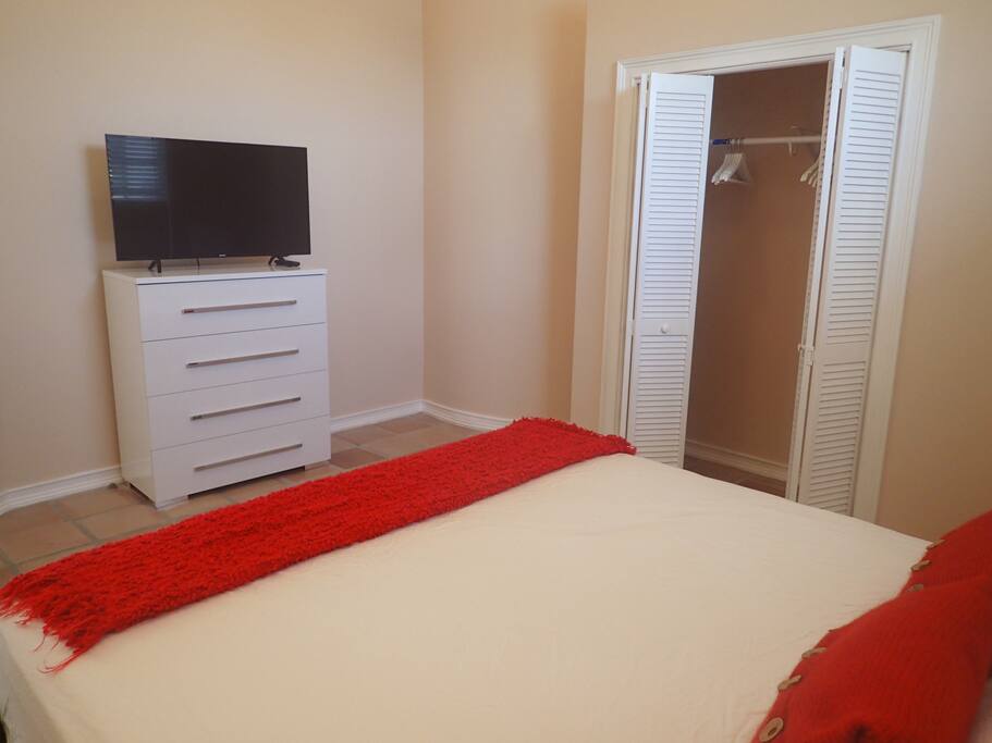Guest king bedroom