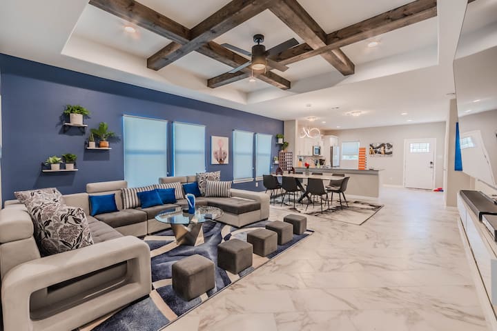 Modern 4BR Near Downtown w BBQ, Hot Tub, Mini Golf