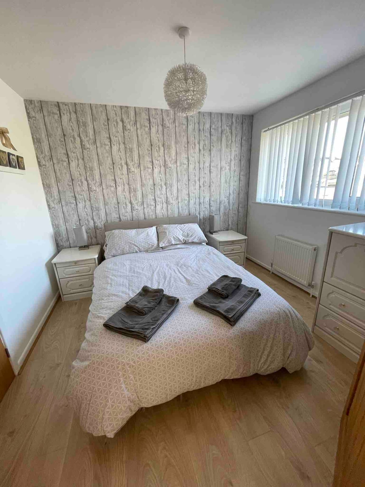 Spálňa s manželskou posteľou, nízko položenou posteľou, zodpovedajúcimi nočnými skrinkami a zásuvkami. Vstavaný priestor šatníka. 