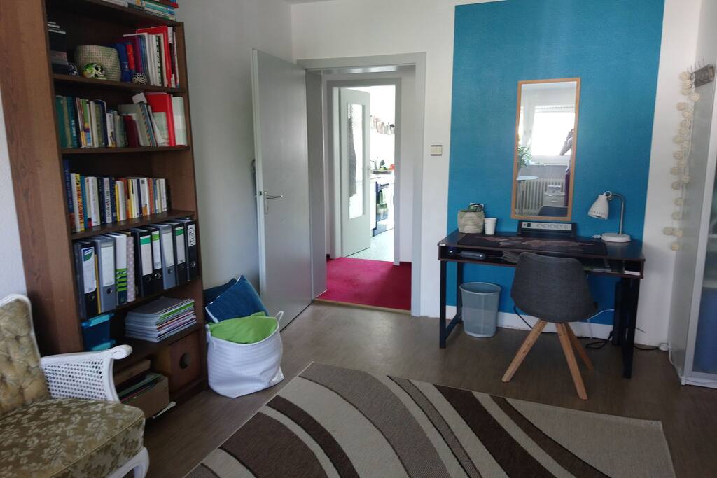 Living area / second desk