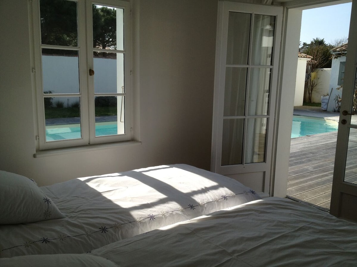 Dhomë me pamje nga tarraca
