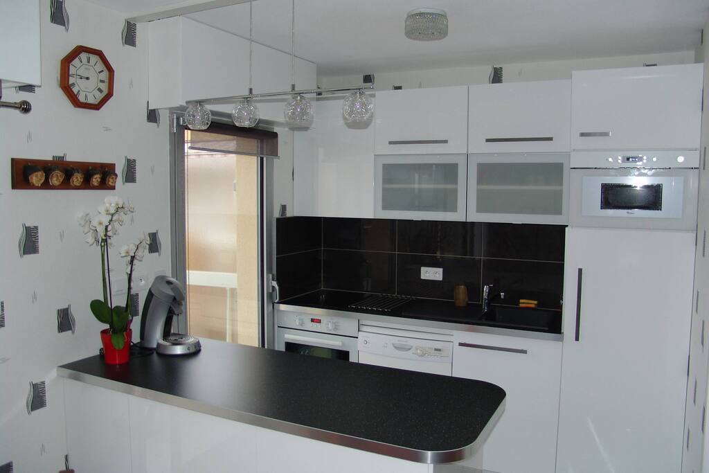 Micro-ondes, plaque induction 2 feux, frigo, four, lave-vaisselle