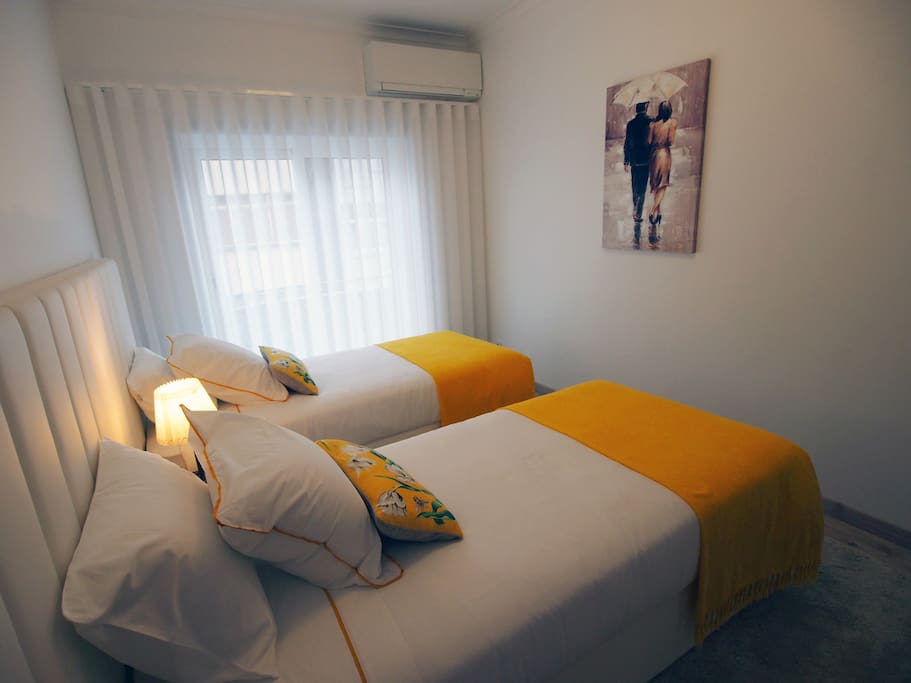 Bright, well decorated, comfortable room with 2 single beds, with the possibility of converting to a double bed.