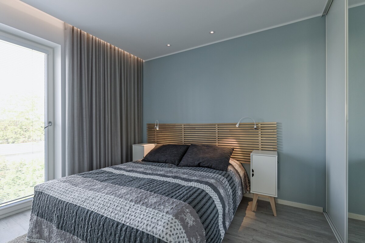 En el dormitorio está la cama mediana suave de Jensen.