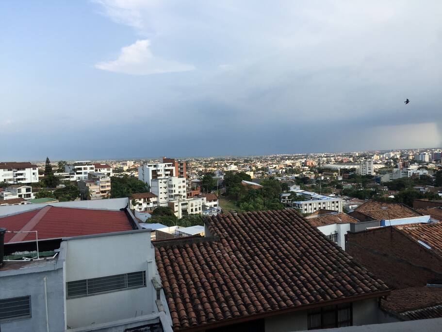 Vista panorámica desde el salón social TEJARES CALI HOSTEL INN