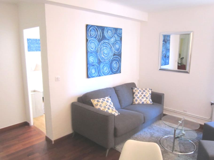 Lounge room with aboriginal art from Australia and a comfortable sofa-bed. The sofa-bed can be used for families with kids.
Le salon est décoré avec de l'art Arborigène Australien. Le canapé lit est très confortable et il peut être utilisé pour des familles nombreuses.