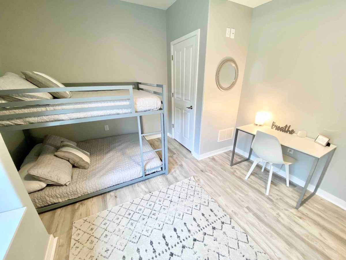 ห้องนอน #3 ชั้นล่างเตียงควีนไซส์และเตียงสองชั้นพร้อมที่นอนเต็มรูปแบบ ขีดจำกัดน้ำหนักสูงสุดบนเตียงสองชั้นรวม 250 ปอนด์ ห้องพักนอนได้ 6 คน 