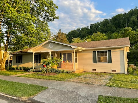 The Railroad House, WiFi, Hot tub, River, Amtrak