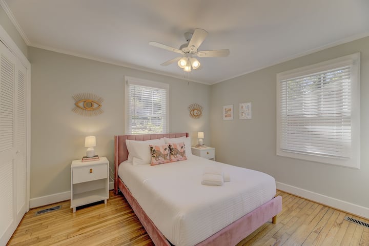 تحتوي غرفة النوم الأمامية على شعور وردي ألف مع طاولات بجانب السرير وخزانات مزدوجة ومراتب جديدة تمامًا من الإسفنج المرن.