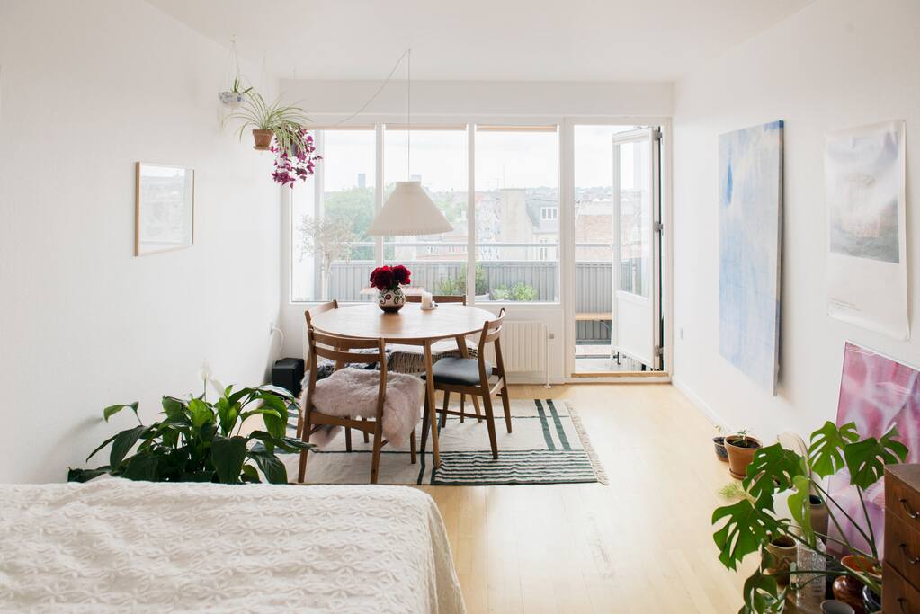 Lots of daylight in the living room/bedroom during the day. If the sun is out, you can sunbathe on the private balcony from 11 am to 8 pm :)