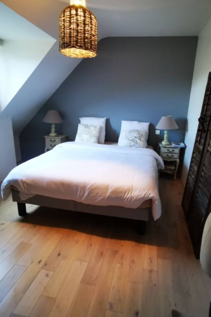 غرفة النوم الرئيسية (سرير 160)