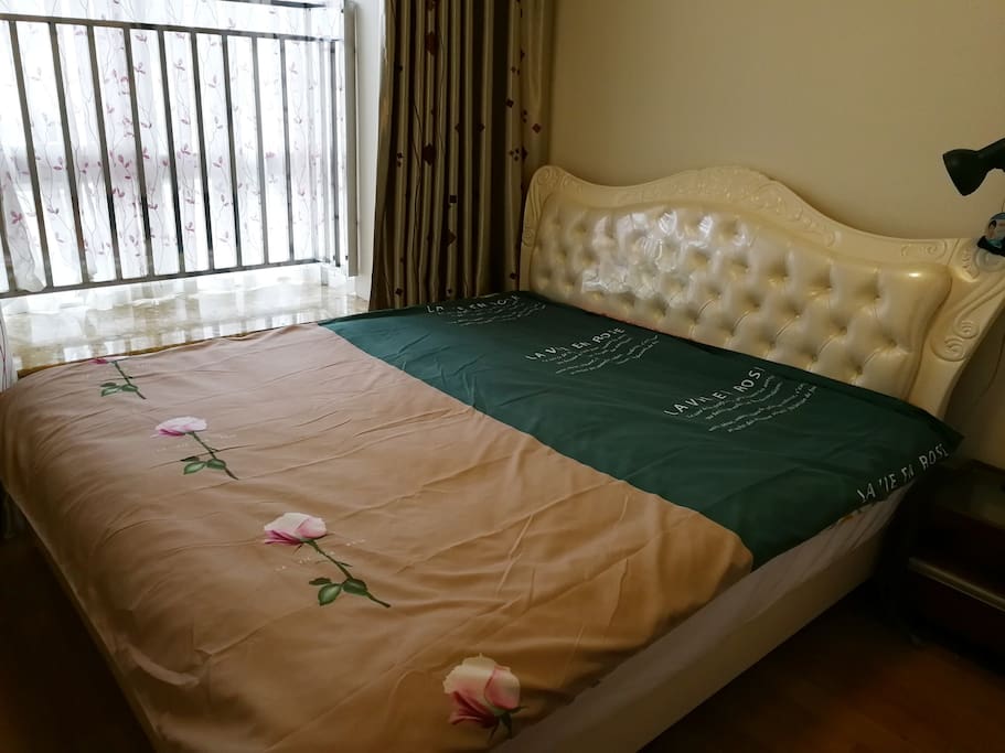 主卧 queen size bed