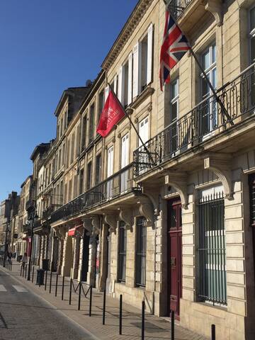 Riverside-Cité du Vin • Aircon • Owner Manager gallery image 2