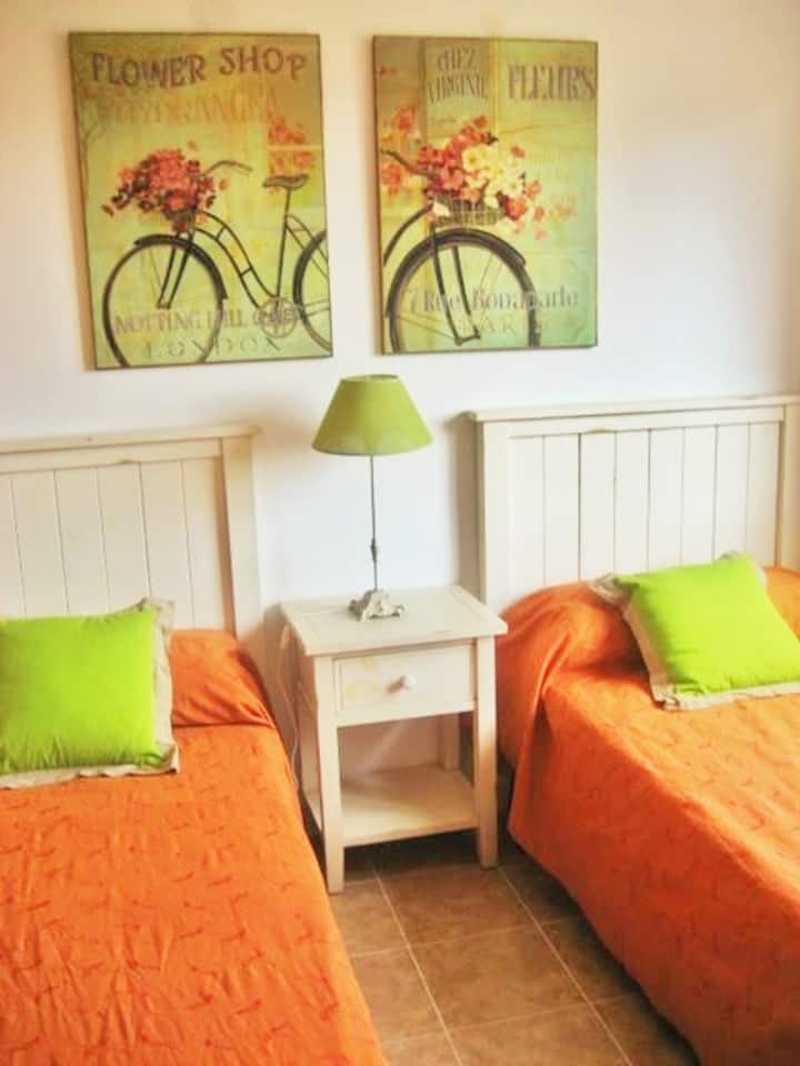 El tercer dormitorio es muy colorido y luminoso