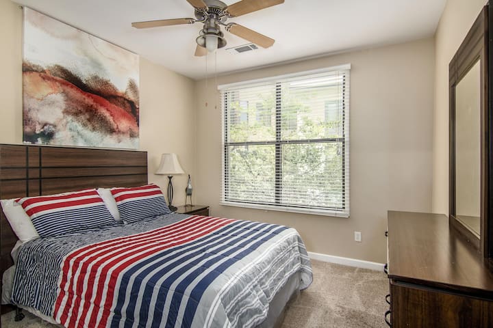 2 /2 + den King |Queen |2 twins |AMAZING LOCATION