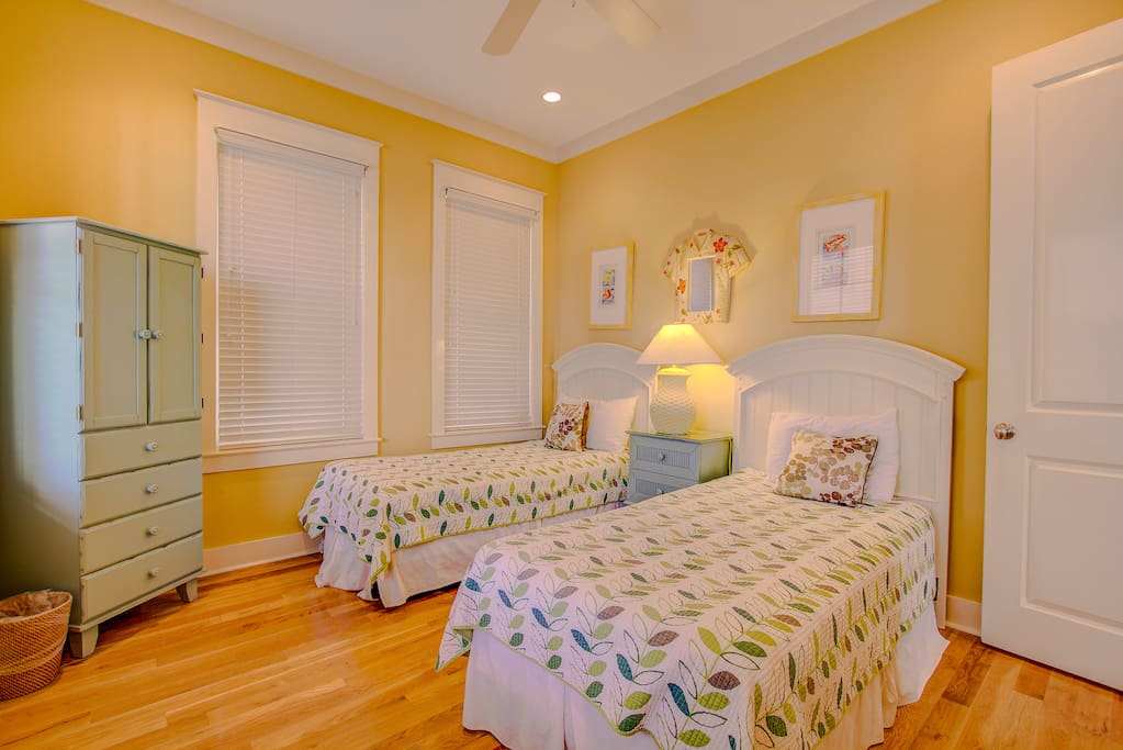 Bedroom,Indoors,Room,Bed,Furniture