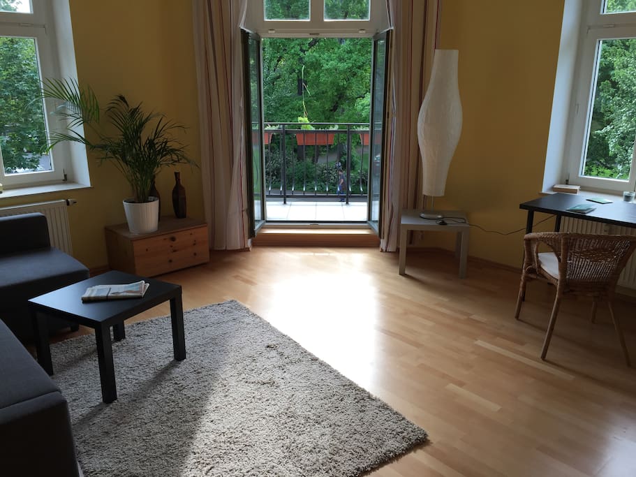 Zimmer mit Zugang zu Balkon